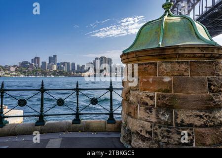 Sydney Harbor Bridge vom Hafen von Sydney Stockfoto