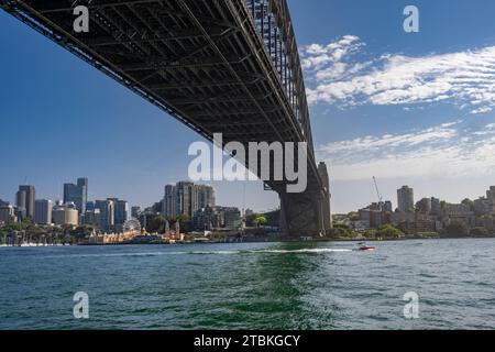 Sydney Harbor Bridge vom Hafen von Sydney Stockfoto