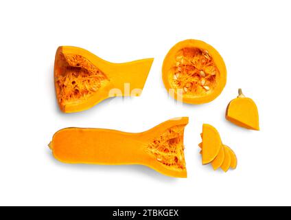 Reifer, süßer Butternusskürbis, in Scheiben geschnitten, isoliert auf weißem Hintergrund. Schneiden Sie den orangefarbenen Kürbis in die Form einer Flasche. Stockfoto