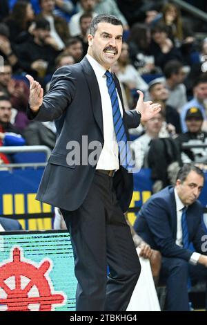 Berlin, Deutschland 07. Dezember 2023: Basketball EuroLeague 2023/2024 – Alba Berlin vs. Anadolu Efes Istanbul im Bild: Erdem Can (Trainer Anadolu Efes Istanbul) ärgerlich Stockfoto