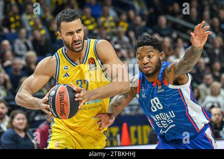 Berlin, Deutschland 07. Dezember 2023: Basketball EuroLeague - 2023/2024 - Alba Berlin gegen Anadolu Efes Istanbul im Bild: v. li. im Zweikampf Johannes Thiemann (Alba Berlin), Tyrique Jones (Anadolu Efes Istanbul) Stockfoto