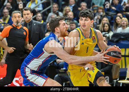 Berlin, Deutschland 07. Dezember 2023: Basketball EuroLeague - 2023/2024 - Alba Berlin gegen Anadolu Efes Istanbul im Bild: v. li. im Zweikampf Ercan Osmani (Anadolu Efes Istanbul), Gabriele Procida (Alba Berlin) Stockfoto
