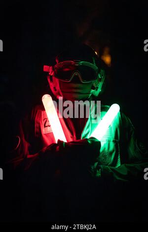 Pazifik. Dezember 2023. Luftfahrt Ordnanceman Airman India James, aus St. Elizabeth, Jamaika, posiert für ein Foto auf dem Flugdeck des Flugzeugträgers USS Abraham Lincoln (CVN 72) der Nimitz-Klasse. Abraham Lincoln führt derzeit Routineoperationen im Pazifischen Ozean durch. (Kreditbild: © Clayton Wren/USA Navy/ZUMA Press Wire) NUR FÜR REDAKTIONELLE ZWECKE! Nicht für kommerzielle ZWECKE! Stockfoto