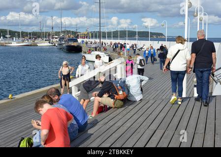 Menschen auf dem Sopot Pier am Yachthafen in Sopot, Pommern, Polen, Europa, EU Stockfoto