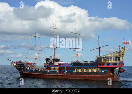 Das Piratenkreuzschiff „Pirat“ in der offenen See der Gdanks-Bucht bei Sopot in der Ostsee, Pommern, Polen, Europa Stockfoto