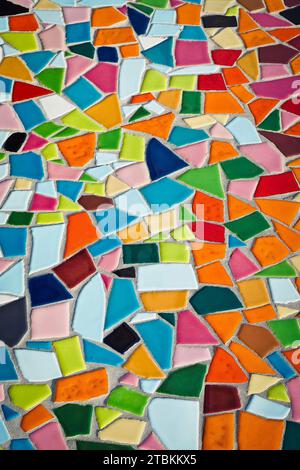 Helles abstraktes Mosaikmuster. Vektorhintergrund. Zum Gestalten und Dekorieren von Hintergründen. Endlose Textur. Keramische Fliesenfragmente. Bunt gebrochen Stockfoto