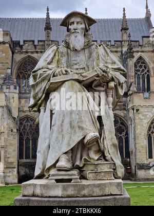 Die Richard Hooker-Statue in Exeter, die 1907 enthüllt wurde, zollt dem einflussreichen Theologen Tribut und repräsentiert sein intellektuelles Erbe und sein sig Stockfoto