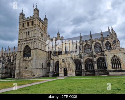 Exeter Cathedral im Südwesten Englands Devon, ein mittelalterliches normannisches Gebäude aus dem Jahr 1050, das ein beliebtes Reiseziel für Touristen ist Stockfoto