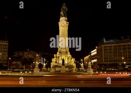 Lissabon, Portugal - 17.09.2023: Statue der Marques de Pombal in der Mitte des Kreisverkehrs. Nächtliche Belichtung mit unscharfen Ampeln. Marquis Stockfoto