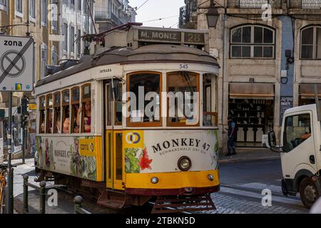 Lisboa, Portugal - 18.09.2023 die berühmte 28 M. Moniz - gelbe Standseilbahn im Retro-Stil, typischer elektrischer Zug (Elektrik). Stadt Lissabon, Portugal Stockfoto