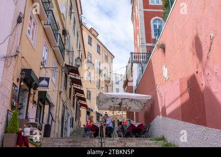 Lisboa, Portugal - 18.09.2023 Blick auf eine der typischen Gassen im alten Viertel Bairro Alto in Lissabon, Portugal Stockfoto