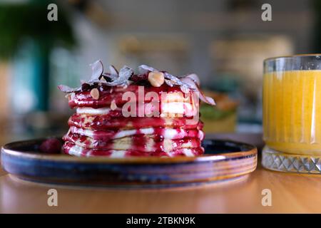 4K Nahansicht eines Stapels von Pfannkuchen mit Schokolade, Honig, Erdbeere, Blaubeere auf dem Teller, köstliches Dessert zum Frühstück. Hochwertige 4K-Aufnahmen Stockfoto