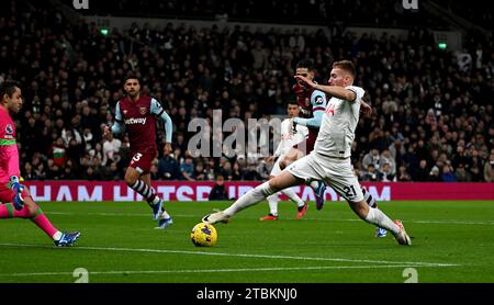 London, Großbritannien. Dezember 2023. Dejan Kulusevski von Tottenham Hotspur hat am Donnerstag, den 7. Dezember 2023, im Tottenham Hotspur Stadium in London einen Torschuss im Premier League-Spiel Tottenham Hotspur gegen West Ham United. Dieses Bild darf nur für redaktionelle Zwecke verwendet werden. Foto nur für redaktionelle Verwendung von Sandra Mailer/Andrew Orchard Sportfotografie/Alamy Live News Credit: Andrew Orchard Sportfotografie/Alamy Live News Stockfoto