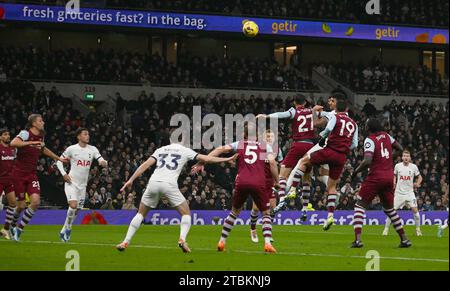 London, Großbritannien. Dezember 2023. Cristian Romero von Tottenham Hotspur führt und erzielt seine Teams das 1. Tor. Premier League Spiel Tottenham Hotspur gegen West Ham Utd im Tottenham Hotspur Stadium in London am Donnerstag, den 7. Dezember 2023 . Dieses Bild darf nur für redaktionelle Zwecke verwendet werden. Foto nur für redaktionelle Verwendung von Sandra Mailer/Andrew Orchard Sportfotografie/Alamy Live News Credit: Andrew Orchard Sportfotografie/Alamy Live News Stockfoto