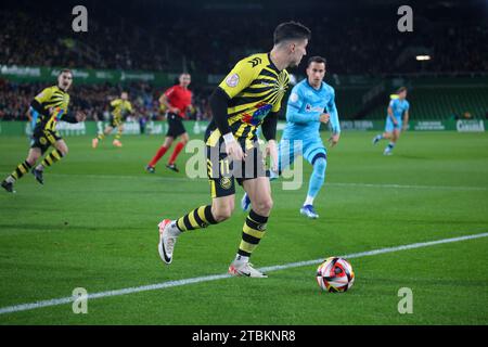 Santander, Spanien, 07. Dezember 2023: CD Cayons Spieler Jesus Villar (11) mit dem Ball während der zweiten Runde des SM El Rey Cup 2023-24 zwischen CD Cayon und Athletic Club am 07. Dezember 2023 auf den El Sardinero Sports Fields in Santander, Spanien. Quelle: Alberto Brevers / Alamy Live News. Stockfoto