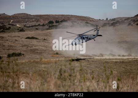 Camp Pendelton, Kalifornien, USA. Dezember 2023. Die Luftwaffe der US-Luftwaffe stellten dem Piloten des 920th Rescue Wing einen HH-60G Pave Hawk Hubschrauber für den Nachteinsatz während der Übung Steel Knight 23,2 im Marine Corps Base Camp Pendleton, Kalifornien, zur Verfügung. 04, 2023. Steel Knight 23,2 ist eine dreiphasige Übung, die die I Marine Expeditionary Force in der Planung, dem Einsatz und der Kontrolle einer gemeinsamen Truppe gegen eine Peer- oder Near-Peer-Gegner-Kampftruppe trainieren soll und die bestehenden Fähigkeiten der Marine Air-Ground Task Force verbessern soll. (Kreditbild: © USA Stockfoto