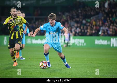 Santander, Spanien, 07. Dezember 2023: Athletic Club-Spieler Mikel Jauregizar (31) mit dem Ball während der zweiten Runde des SM El Rey Cup 2023-24 zwischen CD Cayon und Athletic Club am 07. Dezember 2023 auf den El Sardinero Sports Fields in Santander, Spanien. Quelle: Alberto Brevers / Alamy Live News. Stockfoto