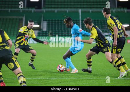 Santander, Spanien, 7. Dezember 2023: Athletic Club-Spieler Nico Williams (11) mit dem Ball während der zweiten Runde des SM El Rey Cup 2023-24 zwischen CD Cayon und Athletic Club am 07. Dezember 2023 auf den El Sardinero Sports Fields in Santander, Spanien. Quelle: Alberto Brevers / Alamy Live News. Stockfoto