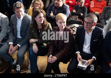 Europe Ecologie Les Verts (EELV) Senator Yannick Jadot, Stellvertreterin Elsa Faucillon der französischen Kommunistischen Partei (PCF), Abgeordneter der französischen Linken La France Insoumise (LFI) und Mitglied der linken Koalition Nupes Clementine Autain, der französische Stellvertreter und Generalsekretär der französischen sozialistischen Partei Olivier Faure nimmt am 7. Dezember 2023 in Saint-Ouen, Nord-Paris, an einem Treffen gegen das Einwanderungsgesetz der Regierung und die Stigmatisierung von Ausländern Teil. Die Linke trifft sich, um das Einwanderungsgesetz anzuprangern, das darauf abzielt, die Bedingungen für legale Einwanderung zu verschärfen, Ausweisungen zu erleichtern, aber auch um die Rechte der Bürger zu erhöhen Stockfoto