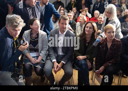 Kyrielle Chatelain, Abgeordnete der französischen Ökologen-Partei EELV, Ecologie Les Verts (EELV) Senator Yannick Jadot, Elsa Faucillon, Abgeordneter der linken französischen Partei La France Insoumise (LFI) und Mitglied der linken Koalition Nupes Clementine Autain, der französische Stellvertreter und Generalsekretär der französischen sozialistischen Partei Olivier Faure nimmt am 7. Dezember 2023 in Saint-Ouen, Nord-Paris, an einem Treffen gegen das Einwanderungsgesetz der Regierung und die Stigmatisierung von Ausländern Teil. Die Linke trifft sich, um das Einwanderungsgesetz anzuprangern, das darauf abzielt, die Bedingungen dafür zu verschärfen Stockfoto