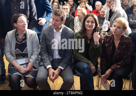 Kyrielle Chatelain, Abgeordnete der französischen Ökologen-Partei EELV, Ecologie Les Verts (EELV) Senator Yannick Jadot, Elsa Faucillon, Abgeordneter der linken französischen Partei La France Insoumise (LFI) und Mitglied der linken Koalition Nupes Clementine Autain, der französische Stellvertreter und Generalsekretär der französischen sozialistischen Partei Olivier Faure nimmt am 7. Dezember 2023 in Saint-Ouen, Nord-Paris, an einem Treffen gegen das Einwanderungsgesetz der Regierung und die Stigmatisierung von Ausländern Teil. Die Linke trifft sich, um das Einwanderungsgesetz anzuprangern, das darauf abzielt, die Bedingungen dafür zu verschärfen Stockfoto