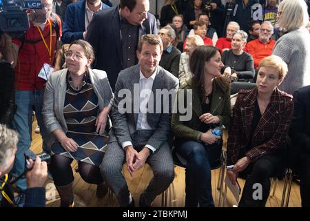 Kyrielle Chatelain, Abgeordnete der französischen Ökologen-Partei EELV, Ecologie Les Verts (EELV) Senator Yannick Jadot, Elsa Faucillon, Abgeordneter der linken französischen Partei La France Insoumise (LFI) und Mitglied der linken Koalition Nupes Clementine Autain, der französische Stellvertreter und Generalsekretär der französischen sozialistischen Partei Olivier Faure nimmt am 7. Dezember 2023 in Saint-Ouen, Nord-Paris, an einem Treffen gegen das Einwanderungsgesetz der Regierung und die Stigmatisierung von Ausländern Teil. Die Linke trifft sich, um das Einwanderungsgesetz anzuprangern, das darauf abzielt, die Bedingungen dafür zu verschärfen Stockfoto