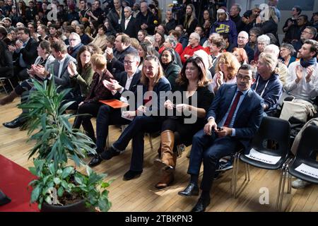 Kyrielle Chatelain, Abgeordnete der französischen Ökologen-Partei EELV, Ecologie Les Verts (EELV) Senator Yannick Jadot, Elsa Faucillon, Abgeordneter der linken französischen Partei La France Insoumise (LFI) und Mitglied der linken Koalition Nupes Clementine Autain, der französische Stellvertreter und Generalsekretär der französischen sozialistischen Partei Olivier Faure nimmt am 7. Dezember 2023 in Saint-Ouen, Nord-Paris, an einem Treffen gegen das Einwanderungsgesetz der Regierung und die Stigmatisierung von Ausländern Teil. Die Linke trifft sich, um das Einwanderungsgesetz anzuprangern, das darauf abzielt, die Bedingungen dafür zu verschärfen Stockfoto