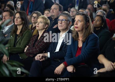 Kyrielle Chatelain, Abgeordnete der französischen Ökologen-Partei EELV, Ecologie Les Verts (EELV) Senator Yannick Jadot, Elsa Faucillon, Abgeordneter der linken französischen Partei La France Insoumise (LFI) und Mitglied der linken Koalition Nupes Clementine Autain, der französische Stellvertreter und Generalsekretär der französischen sozialistischen Partei Olivier Faure nimmt am 7. Dezember 2023 in Saint-Ouen, Nord-Paris, an einem Treffen gegen das Einwanderungsgesetz der Regierung und die Stigmatisierung von Ausländern Teil. Die Linke trifft sich, um das Einwanderungsgesetz anzuprangern, das darauf abzielt, die Bedingungen dafür zu verschärfen Stockfoto