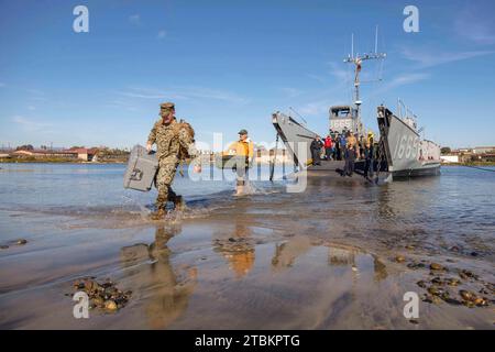 Camp Pendleton, Kalifornien, USA. Dezember 2023. Evan Carlton, ein Maschinenführer des 1. Wartungsbataillons, 1. Marine Logistic Group, trägt Ausrüstung von Landungsfahrzeugen der US Navy, Utility 1665, die der Einheit 1 während der Übung Steel Knight 23,2 im Marine Corps Base Camp Pendleton, Kalifornien, zugewiesen wurde. 2, 2023. Die Marine Corps Warfight Lab Experimentierung Division testet 3D-Expeditionsdruck während der SK 23,2, um Force Design für zukünftige Marine Corps und gemeinsame Übungen zu gestalten. Steel Knight ist eine dreiphasige Übung, die ich Mari trainiere Stockfoto