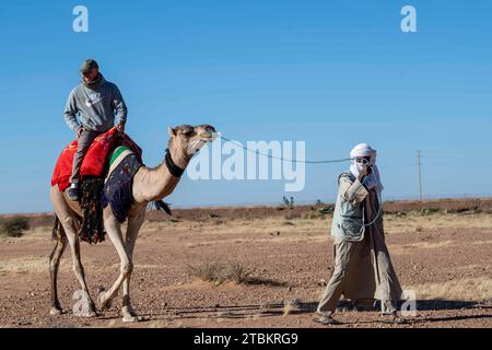 2. Dezember 2023: Air Base 201, Niger: Ein US-Luftmann, der der 724th Expeditionary Air Base Squadron zugewiesen ist, reitet auf einem Frauenbasar auf dem Air Base 201, Niger, Dezember. 2, 2023. Während der Veranstaltung boten lokale Staatsangehörige Waren und Dienstleistungen wie Kamelreiten an das Basispersonal an, dessen Schirmherrschaft die Agadez-Gemeinde direkt unterstützte. (Kreditbild: © U.S. Air Force/ZUMA Press Wire) NUR REDAKTIONELLE VERWENDUNG! Nicht für kommerzielle ZWECKE! Stockfoto