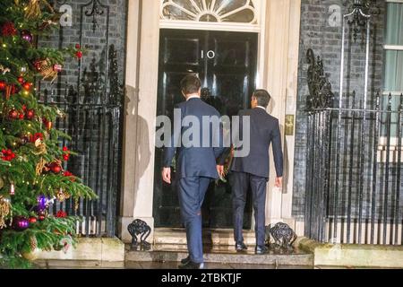 London, England, Großbritannien. Dezember 2023. Der britische Premierminister RISHI SUNAK begrüßt den niederländischen Amtskollegen Mark Rutte in der Downing Street 10. Sunak und Rutte kamen einige Sekunden nicht in Nummer 10, da der Aufseher zu spät kam, um die Tür zu öffnen. (Kreditbild: © Tayfun Salci/ZUMA Press Wire) NUR REDAKTIONELLE VERWENDUNG! Nicht für kommerzielle ZWECKE! Stockfoto