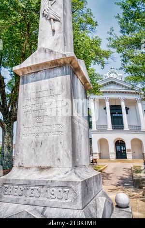 Detail am Fuß des Confederate Memorial vor dem historischen Lafayette County Courthouse in Oxford, Mississippi. Stockfoto