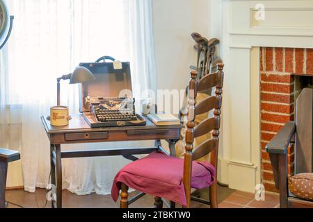 Faulkners Schreibmaschine in seinem Büro in Rowan Oak, der Heimat von William Faulkner, einem der größten Autoren Amerikas, in Oxford, Mississippi. Stockfoto