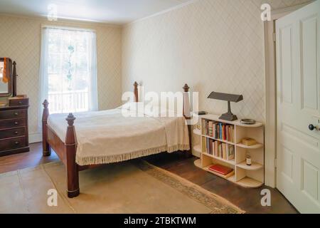 Sein Schlafzimmer in Rowan Oak, dem Haus von William Faulkner, einem der größten Autoren Amerikas, in Oxford, Mississippi. Stockfoto