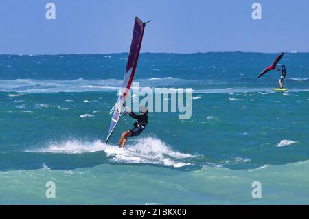 Nicht wiedererkennbarer Windsurfer am Kanaha Beach auf Maui. Stockfoto