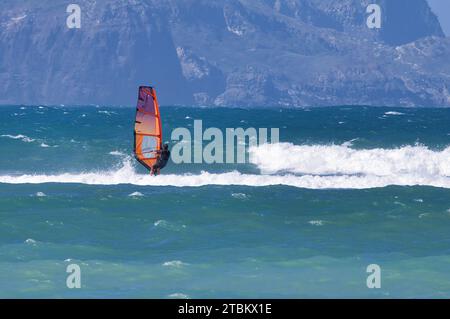 Nicht wiedererkennbarer Windsurfer am Kanaha Beach auf Maui. Stockfoto