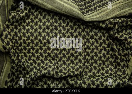Keffieh Schal. Die Textur des traditionellen Baumwoll-symbolischen arabischen Schals. Khaki Hintergrund. Stockfoto