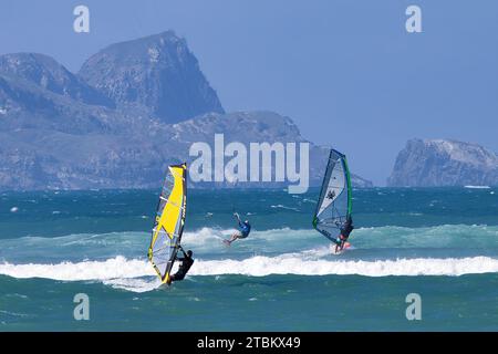 Drei unbekannte Windsurfer am Kanaha Beach auf Maui. Stockfoto