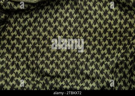 Keffieh Schal. Die Textur des traditionellen Baumwoll-symbolischen arabischen Schals. Khaki Hintergrund. Stockfoto