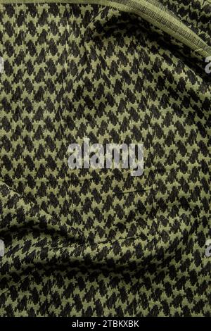 Keffieh Schal. Die Textur des traditionellen Baumwoll-symbolischen arabischen Schals. Khaki Hintergrund. Stockfoto