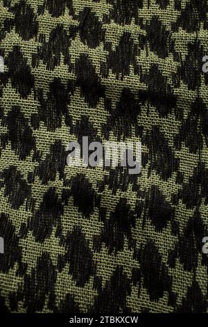 Keffieh Schal. Die Textur des traditionellen Baumwoll-symbolischen arabischen Schals. Khaki Hintergrund. Stockfoto