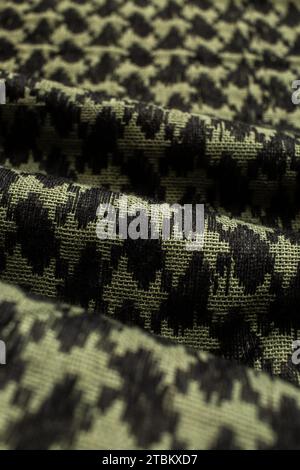 Keffieh Schal. Die Textur des traditionellen Baumwoll-symbolischen arabischen Schals. Khaki Hintergrund. Stockfoto