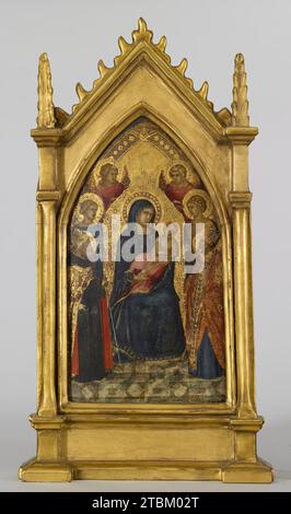 Jungfrau und Kind mit den Heiligen Augustinus, Nikolaus (?), Katharina (?), Lucy und Engeln, c1340-1345. Diese prächtige thronende Jungfrau und Kind mit vier Heiligen und zwei Engeln bildete ursprünglich das Zentrum eines faltbaren Triptychons, eines dreiteiligen Gemäldes. Die zarten Locharbeiten in den Halos, Kostümen und Borten sind typisch für die Sienesische Tafelmalerei und sind Effekte, die aus Metallarbeiten abgeleitet sind. Pietro Lorenzetti hat seine heiligen Bilder mit menschlichen Qualitäten wie dem spielerischen Umgang des Christkindes mit dem Bischof zu seiner Rechten ausgezeichnet. Die verdrehte Pose des Christkindes und der Stockfoto