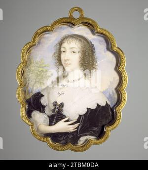 Königin Henrietta Maria, 1635. Henrietta Maria (1609–1669) war die in Frankreich geborene Königin von England und Ehefrau von König Karl I. Die berühmtesten lebensgroßen Porträts von ihr stammen von dem großen flämischen Maler Anthony van Dyck, dessen eleganter Stil englische Porträtisten beeinflusste, darunter Hoskins, die sich auf Miniaturen spezialisierten. Im Gegensatz zu früheren englischen Porträtminiaturen enthält diese eine Art von Landschaftsdetails, die Van Dyck oft enthielt. Die Königin war katholisch in einem Land, das vollständig von protestantischen Kräften dominiert wurde. Sie trägt ein Juwelenkreuz, ein Charakteristikum Stockfoto