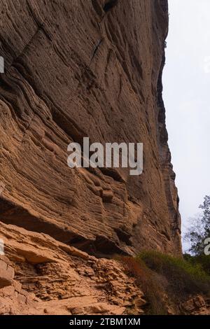 Steinleiter zum Holztempel auf dem Weg nach da Wang shan, China. Vertikales Hintergrundbild mit Kopierraum für Text Stockfoto