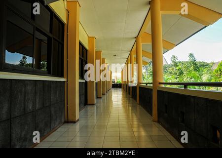 Korridor mit gelben Wänden in modernem Design Stockfoto