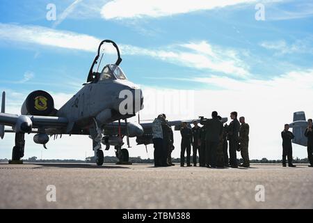 Luftwaffenflugzeuge der US Air Force, die der 91. Luftbetankungsgeschwader zugeteilt wurden, eine A-10C Thunderbolt II, die der 357th Fighter Squadron, Davis-Monthan Air Force Base, Arizona, am 7. Dezember in MacDill AFB, Florida, zugeteilt wurde. 2023. den Boom-Betreibern wurde eine Tour durch die Flugzeuge angeboten, um sich mit einem Flugzeug vertraut zu machen, das sie normalerweise nur fliegen sehen. (Foto der U.S. Air Force von Airman 1st Class Derrick Bole) Stockfoto