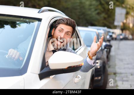 Wütender Fahrer, der jemanden aus dem Auto im Stau anschrie Stockfoto
