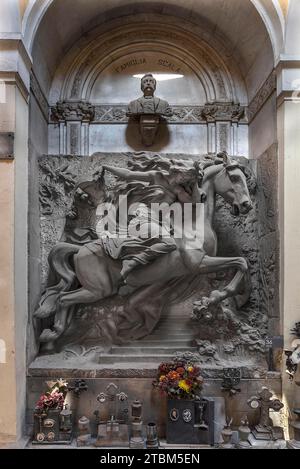 Monumentale Skulptur, junge Frau auf einem Pferd an einem Grab auf dem Monumentalfriedhof, Cimitero monumentale di Staglieno), Genua, Italien Stockfoto