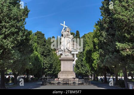 Große Marienstatue am Eingang zum Monumentalfriedhof, Cimitero monumentale di Staglieno), Genua, Italien Stockfoto